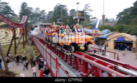 Zwanzig der Drag-Queen-Testfahrten im Land Alton Towers neueste Fahrt 'Rita Queen of Speed' im Themenpark. Stockfoto