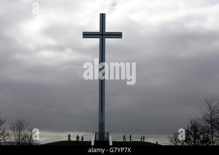 Am Ostersamstag versammeln sich Pilger am Fuße des Päpstlichen Kreuzes im Phoenix Park. Stockfoto