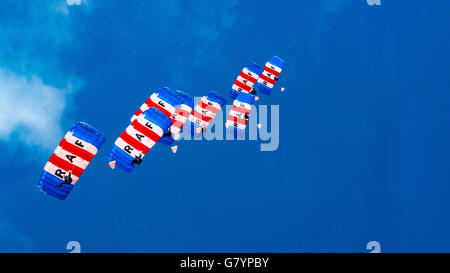 CORNWALL, ENGLAND, UK - Juni 10,2016: RAF Falken Fallschirm-Team bei Royal Cornwall Stockfoto