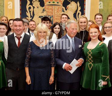 Der Prinz von Wales und die Herzogin von Cornwall posieren mit Künstlern während eines Empfangs und Konzerts mit Künstlern aus Nordirland im Hillsborough Castle in Belfast, Nordirland. Stockfoto