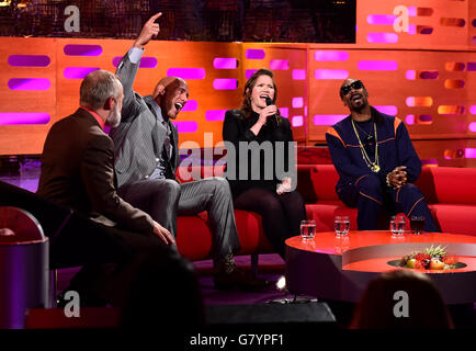 (Links - Rechts) Gastgeber Graham Norton, Dwayne Johnson, Jessica Hynes und Snoop Dogg während der Dreharbeiten zur Graham Norton Show in den London Studios, Süd-London, die am Freitag ausgestrahlt werden. Stockfoto