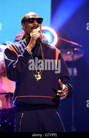 Snoop Dogg tritt während der Dreharbeiten zur Graham Norton Show in den London Studios im Süden Londons auf, die am Freitag ausgestrahlt wird. Stockfoto