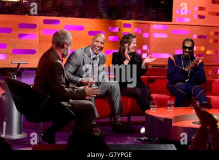 (Links - Rechts) Gastgeber Graham Norton, Dwayne Johnson, Jessica Hynes und Snoop Dogg während der Dreharbeiten zur Graham Norton Show in den London Studios, Süd-London, die am Freitag ausgestrahlt werden. Stockfoto
