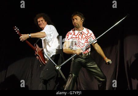 Der neue Frontmann Paul Rodgers (rechts) und Brian May von Queen spielen live auf der Bühne. Es ist das erste Mal, dass die Band seit 1986 auf Tournee ist. Stockfoto