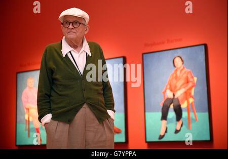 Künstler David Hockney posiert für Fotos in der Sackler Wing an der Royal Academy of Arts, London, wo eine Ausstellung seines Werkes mit dem Titel "David Hockney RA: 82 Porträts und 1 Still-Leben", ist auf dem Display für die Öffentlichkeit vom 2. Juli. Stockfoto