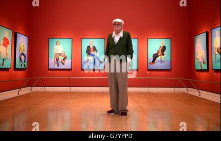 Künstler David Hockney posiert für Fotos in der Sackler Wing an der Royal Academy of Arts, London, wo eine Ausstellung seines Werkes mit dem Titel "David Hockney RA: 82 Porträts und 1 Still-Leben", ist auf dem Display für die Öffentlichkeit vom 2. Juli. Stockfoto