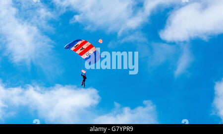 CORNWALL, ENGLAND, UK - Juni 10,2016: RAF Falken Fallschirm-Team bei Royal Cornwall Stockfoto