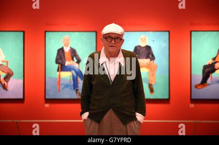 Künstler David Hockney posiert für Fotos in der Sackler Wing an der Royal Academy of Arts, London, wo eine Ausstellung seines Werkes mit dem Titel "David Hockney RA: 82 Porträts und 1 Still-Leben", ist auf dem Display für die Öffentlichkeit vom 2. Juli. Stockfoto