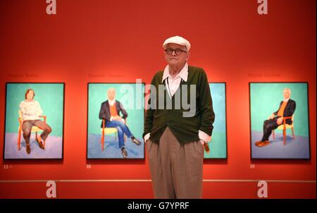 Künstler David Hockney posiert für Fotos in der Sackler Wing an der Royal Academy of Arts, London, wo eine Ausstellung seines Werkes mit dem Titel "David Hockney RA: 82 Porträts und 1 Still-Leben", ist auf dem Display für die Öffentlichkeit vom 2. Juli. Stockfoto