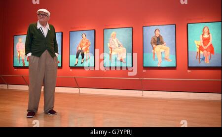 Künstler David Hockney posiert für Fotos in der Sackler Wing an der Royal Academy of Arts, London, wo eine Ausstellung seines Werkes mit dem Titel "David Hockney RA: 82 Porträts und 1 Still-Leben", ist auf dem Display für die Öffentlichkeit vom 2. Juli. Stockfoto