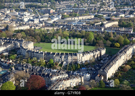 Blick hinunter auf die Royal Crescent Bad mit einer Badewanne Stadt im Hintergrund gezeigt Stockfoto