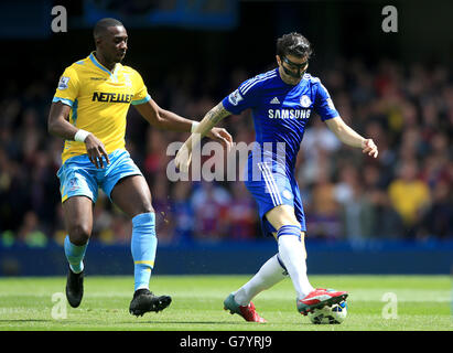 Chelseas Cesc Fabregas (rechts) und Yannick Bolasie (links) von Crystal Palace kämpfen während des Spiels der Barclays Premier League in Stamford Bridge, London, um den Ball. DRÜCKEN SIE VERBANDSFOTO. Bilddatum: Sonntag, 3. Mai 2015. Siehe PA Geschichte FUSSBALL Chelsea. Das Foto sollte lauten: Nick Potts/PA Wire. Stockfoto