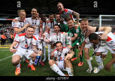 MK Dons Spieler feiern, wie ihre Seite Förderung nach dem Sky Bet League ein Spiel im Stadion:MK, Milton Keynes gewinnen. DRÜCKEN SIE VERBANDSFOTO. Bilddatum: Sonntag, 3. Mai 2015. Siehe PA Geschichte FUSSBALL MK Dons. Bildnachweis sollte lauten: Stephen Pond/PA Wire. Stockfoto