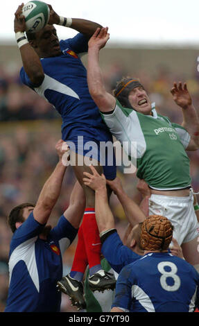 Rugby Union - RBS 6 Nations Championship 2005 - Irland - Frankreich - Lansdowne Road. Der irische Paul O'Connell (R) versucht, dem französischen Yannick Nyanga, der den Ball sauber aus einem Line-out holt, den Besitz zu rauben. Stockfoto