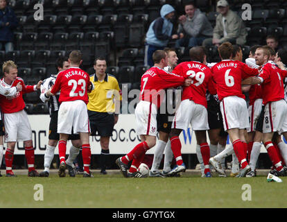 Fußball - Coca-Cola Football League Two - Notts County / Kidderminster Harriers - Meadow Lane. Das Temperament zwischen den beiden Teams sorgt für gelbe Karten für Mark Stallard von Notts County und Tom Bennett von Kidderminster Harriers Stockfoto