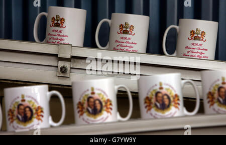 Ein Gedenkbecher zur Feier der Geburt von Prinzessin Charlotte in der Prince William Pottery Company in Liverpool. Stockfoto