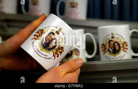 Ein Gedenkbecher zur Feier der Geburt von Prinzessin Charlotte in der Prince William Pottery Company in Liverpool. Stockfoto