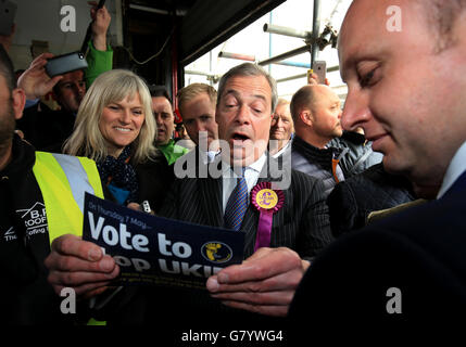 Der UKIP-Führer Nigel Farage liest ein Anti-Ukip-Flugblatt während eines Spaziergangs in Ramsgate, Kent, am letzten Tag seiner Kampagne für den Sitz in Thanet Süd bei den morgigen Parlamentswahlen. Stockfoto