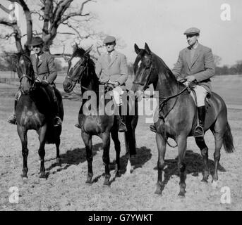 Training im Windsor Great Park waren die britischen Reiter, aus denen das Olympia-Reitteam ausgewählt wird. Drei der Reiter sind (l-r) Oberstleutnant Frank Weldon, der auf seinem eigenen Pferd Kilbarry reitet, Bertie Hill, auf dem Queen's Horse Countryman III und Major L. Rook, der auf J.S. Baker's Starlight V reitet. Die Reitveranstaltungen für die Olympischen Spiele werden im Juni in Stockholm stattfinden. Stockfoto