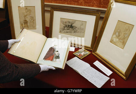 Kunstwerke der königlichen Sammlung, die vor dem dreitägigen Staatsbesuch des italienischen Präsidenten Carlo Ciampi in der Bildergalerie des Buckingham Palace ausgestellt werden; Eine Aquarellszene aus Bellinis Oper, Norma, und ein italienisches Übungsbuch, beides das Werk der Prinzessin (später Königin) Victoria, mit 15 Jahren, vor Zeichnungen von links nach rechts von Leonardo, Michelangelo und Raphael gehalten. Stockfoto