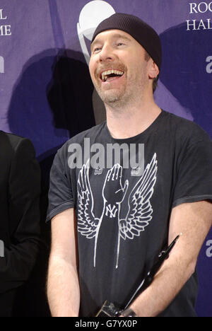 Gitarrist The Edge, der irischen Rockgruppe U2 nach ihrer Aufnahme in die Hall of Fame. Stockfoto