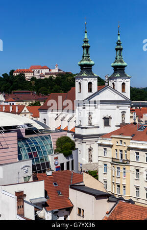 St. Michel Church, Hintergrund auf einer Bergkuppe Burg Spilberk, Brünn, Süd-Mähren, Tschechische Republik, Europa Stockfoto