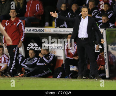 Der Manager von Swindon Town, Mark Cooper, steht während der Sky Bet League One, des Play-Off Semi Finals, des First Leg in der Bramall Lane, Sheffield, auf der Touchline gegen Sheffield United. Stockfoto