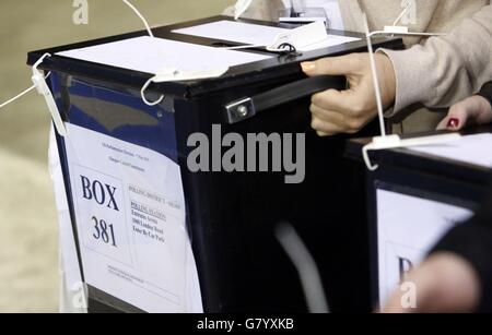 Die ersten Stimmen kommen bei der allgemeinen Wahlzählung für die Glasgow-Wahlkreise in der Emirates Arena in Glasgow an. Stockfoto