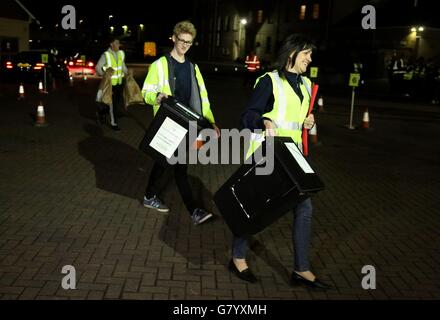 Wahlurnen kommen auf der Doncaster Race Course an, da die Zählung für die Parlamentswahlen in Doncaster Yorkshire beginnt. Stockfoto