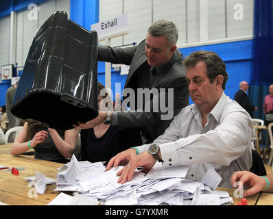 Die ersten Stimmen für North Warwickshire sind sortiert und gezählt am Coleshill Leisure Center in Coleshill in der allgemeinen Wahl 2015. Stockfoto