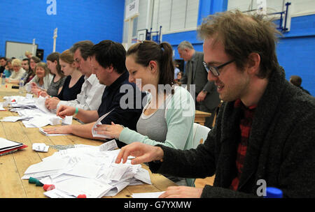 Die ersten Stimmen für North Warwickshire sind sortiert und gezählt am Coleshill Leisure Center in Coleshill in der allgemeinen Wahl 2015. Stockfoto