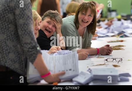 Wahlpersonal zählt Stimmzettel in Witney in Oxfordshire, wo Premierminister David Cameron zur Wiederwahl steht. Stockfoto