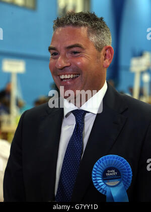 Der konservative Kandidat für North Warwickshire Craig Tracey am Coleshill Leisure Center in Coleshill bei den Parlamentswahlen 2015. Stockfoto