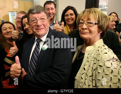 Sinn Fein Kandidat für West Tyrone Pat Doherty feiert mit Unterstützern nach der Ankündigung seiner Wiederwahl mit 16,807 Stimmen im Omagh Leisure Center, Omagh. Stockfoto