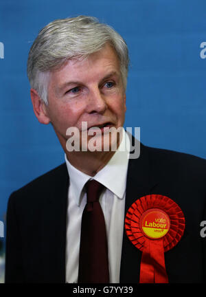 Arbeitsanwärter für North Warwickshire Mike O'Brien am Coleshill Leisure Centre in Coleshill in der allgemeinen Wahl 2015. Stockfoto