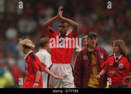 Fußball - Carling Premiership League - Nottingham Forest / Wimbledon. Pierre Van Hoojidonk, Nottingham Forest Stockfoto