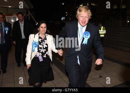 Der Bürgermeister von London und zukünftige konservative Kandidat für Uxbridge und South Ruislip Boris Johnson mit Frau Marina kommt zurück zum Generalwahlzähler an der Brunel University, London. Stockfoto