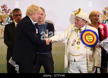 Boris Johnson (links), Bürgermeister von London und zukünftiger konservativer Kandidat für Uxbridge und South Ruislip, schüttelt die Hände mit dem potenziellen Kandidaten für die offizielle Monster Raving Looney-Partei Howling 'Laud' Hope, nachdem er den Sitz während der allgemeinen Wahlzählung an der Brunel University, London, gewonnen hatte. Stockfoto