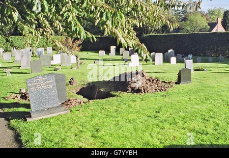 Entweihtes Grab von Gladys Hammond, dessen Leichnam im Oktober 2004 auf dem Gelände der St. Peter's Church in Yoxall, Staffordshire, aus ihrem Grab genommen wurde. Der Schwiegersohn von Frau Hammond ist Miteigentümer einer Meerschweinchenzucht in Newchurch, die von Tierschützern ins Visier genommen wurde. Ein 32-jähriger Mann und eine 30-jährige Frau wurden heute Morgen in Gloucester verhaftet, weil sie den Verdacht hatten, das Grab zu entweiden und die Überreste zu entfernen, nachdem sie erneut um Informationen über BBC1's Crimewatch UK-Programm appelliert hatten. Stockfoto