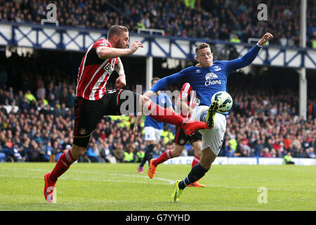 Connor Wickham von Sunderland und Ross Barkley von Everton (rechts) kämpfen während des Spiels der Barclays Premier League im Goodison Park, Liverpool, um den Ball. DRÜCKEN Sie VERBANDSFOTO. Bilddatum: Samstag, 9. Mai 2015. Siehe PA Geschichte FUSSBALL Everton. Bildnachweis sollte lauten: Peter Byrne/PA Wire. Stockfoto