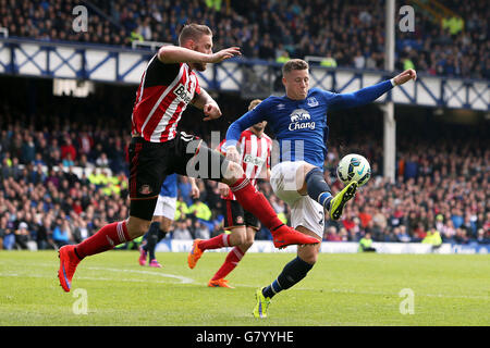 Connor Wickham von Sunderland und Ross Barkley von Everton (rechts) kämpfen während des Spiels der Barclays Premier League im Goodison Park, Liverpool, um den Ball. DRÜCKEN Sie VERBANDSFOTO. Bilddatum: Samstag, 9. Mai 2015. Siehe PA Geschichte FUSSBALL Everton. Bildnachweis sollte lauten: Peter Byrne/PA Wire. Stockfoto