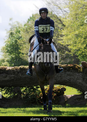 Reiten - Badminton Pferdetrials 2015 - Tag Vier - Badminton. Die britische Laurence Hunt reitet am vierten Tag der Badminton Horse Trials, Badminton, wie Donna's Neiiuewmoed. Stockfoto