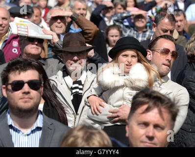 Pferderennen - Derby Trial Raceday - Rennbahn Lingfield Park. Rennfahrer schauen während des Derby Trial Raceday auf der Rennbahn Lingfield Park auf. Stockfoto