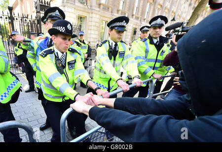 Demonstranten nehmen an einem Protest gegen die Sparpolitik im Zentrum Londons Teil. Stockfoto