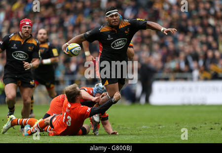 Wesps' Nathan Hughes wird von Leicester Tigers' Mathew Tait während des Aviva Premiership Spiels in der Ricoh Arena, Coventry, angegangen. Stockfoto