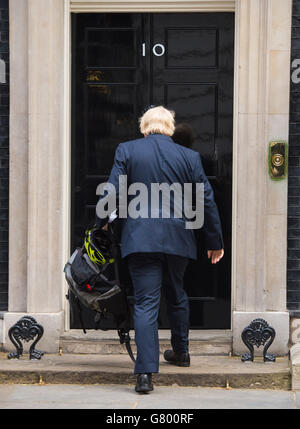 Boris Johnson, der Bürgermeister von London, kommt in der Downing Street 10 in London zu Gesprächen mit David Cameron an, während der Premierminister seinem neuen Kabinett den letzten Schliff gibt. Stockfoto