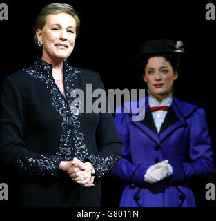 Julie Andrews spricht, während Laura Michelle Kelly, die Mary Poppins spielt, während eines Curtain-Calls auf der Bühne zuhört. Stockfoto