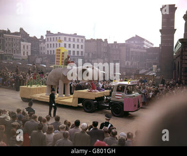 Blick auf einen Wagen mit einem Mann, der auf einem Elefanten reitet, während der Lord Mayor's Show in London, die seit 1751 jährlich stattfindet. Stockfoto