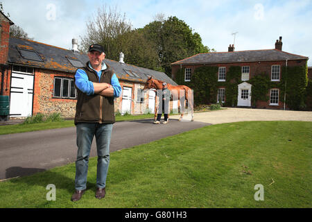 Pferderennen - Oliver Sherwood Stables Visit - Lambourn. National Hunt Trainer und Gewinner des Grand National 2015 mit vielen Wolken Oliver Sherwood in seinem Rhonehurst Stallungen in Lambourn. Stockfoto