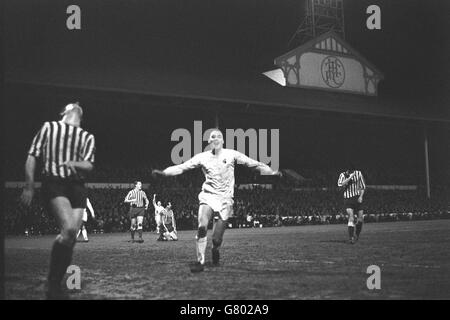 Tottenham Hotspors Alan Gilzean feiert, nachdem er ein Tor gegen Millwall erzielt hat. Spurs' Jimmy Robertson (im Hintergrund) winkt in Herzlichen Glückwunsch. Millwall-Spieler (in Strips, l-r) John Gilchrist, Harry Cripps und Bryan Snowden. Stockfoto